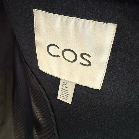 COS Double-Breasted Short Wool-Blend Coat - Picture 10 of 11